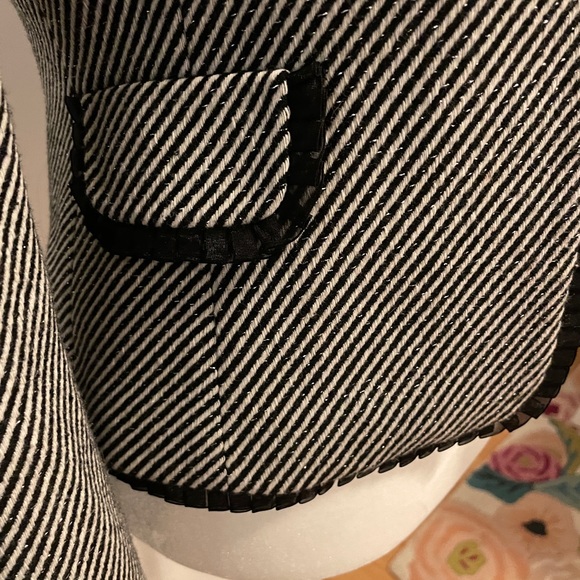 Tahari Arthur S. Levine Blazer Black/Light Cream Fabric Silver threading
Size 4 - Picture 9 of 9